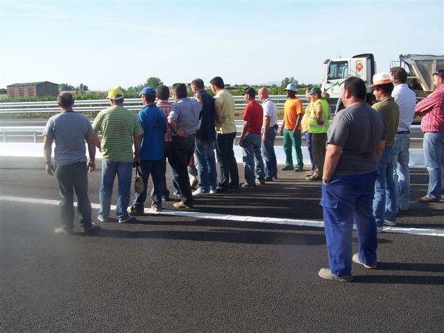 Hormigones Malpartida corta la autovía Ex-A1 a la altura de Galisteo para exigir el pago de una deuda de 250.000 euros