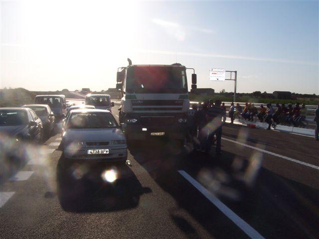 Hormigones Malpartida corta la autovía Ex-A1 a la altura de Galisteo para exigir el pago de una deuda de 250.000 euros