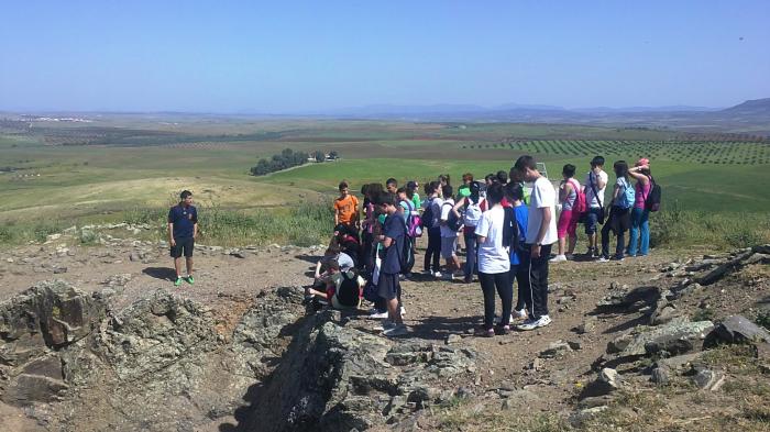 Los alumnos del IESO «Valdemedel» de Ribera del Fresno participan en una ruta al Cerro Hornachuelos