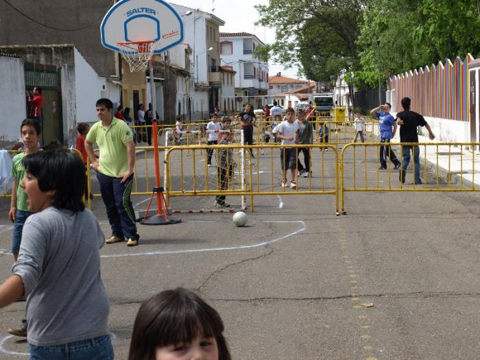 La actividad «Deporte en la calle» agrupa a medio centenar de niños en la calle Carreras de Moraleja