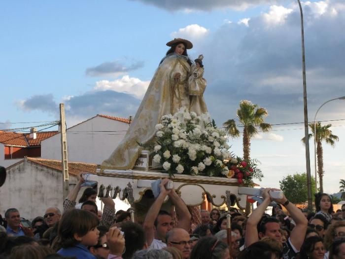Decenas de fieles reciben a la patrona de Moraleja, la Virgen de la Vega, que estará en la localidad hasta el día 6