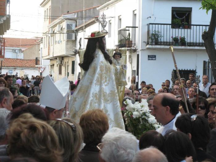 Decenas de fieles reciben a la patrona de Moraleja, la Virgen de la Vega, que estará en la localidad hasta el día 6