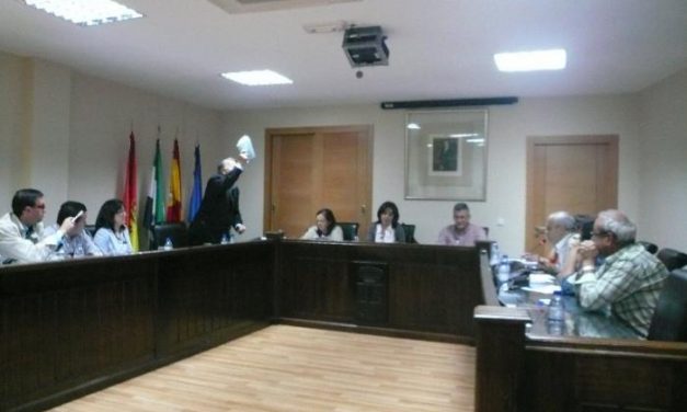 El último pleno de la legislatura en Moraleja concluye con insultos, faltas de respeto y expulsiones