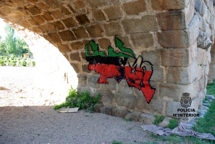 La Policía Nacional de Mérida detiene a un menor por hacer graffitis en uno de los ojos del puente romano