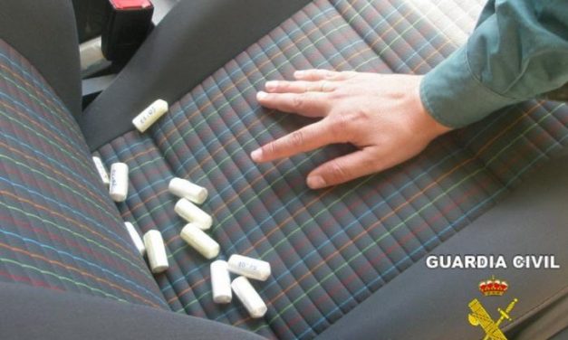 La Guardia Civil detiene a un madrileño cuando transportaba once cilindros de cocaína oculta en su coche