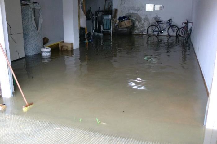 Una tromba de agua caída en Moraleja inunda bajos de viviendas y garajes en poco más de 20 minutos