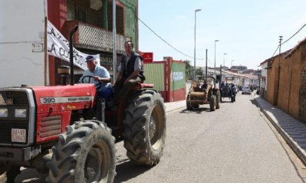 Una tractorada en Casas de Don Pedro reivindica el uso para los agricultores de la antigua cámara agraria
