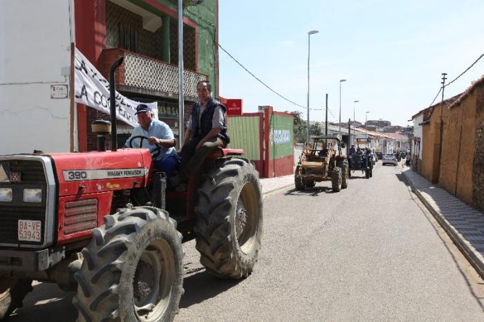 Una tractorada en Casas de Don Pedro reivindica el uso para los agricultores de la antigua cámara agraria