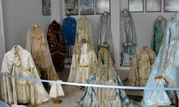 La cofradía de la Virgen de la Vega organiza una exposición con los artículos y joyas de la patrona de Moraleja