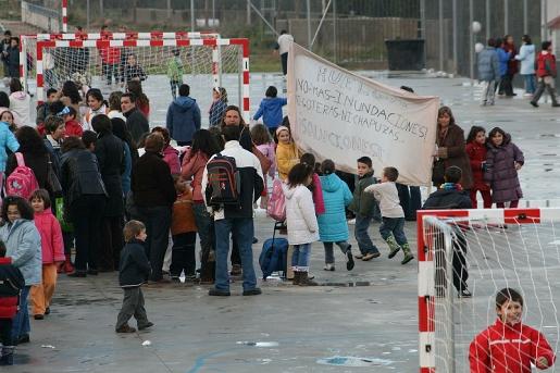 Los alumnos y profesores del colegio de Hervás protestan por las deficiencias del nuevo centro educativo