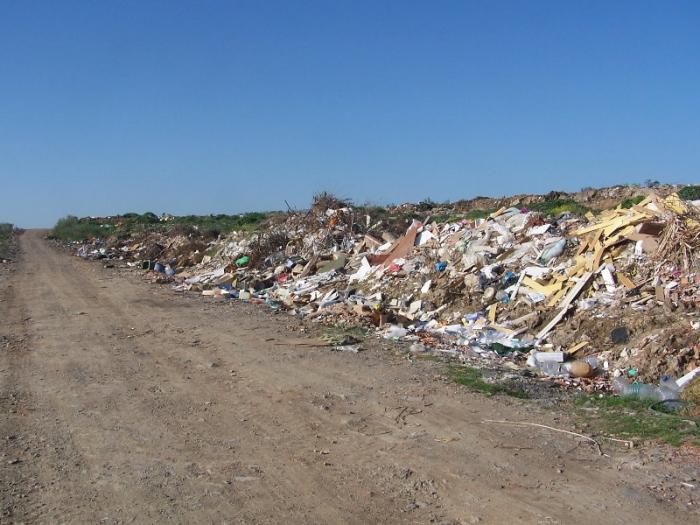 El PP de Moraleja critica el estado de la escombrera y el PSOE recuerda que se hará una planta de residuos