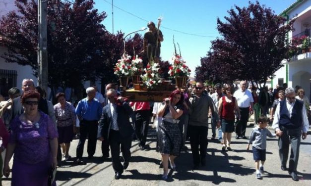Los vecinos del pueblo de La Moheda de Gata arropan con fervor y alegría a San Isidro Labrador