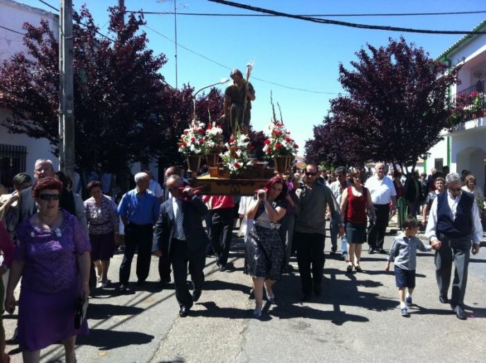 Los vecinos del pueblo de La Moheda de Gata arropan con fervor y alegría a San Isidro Labrador