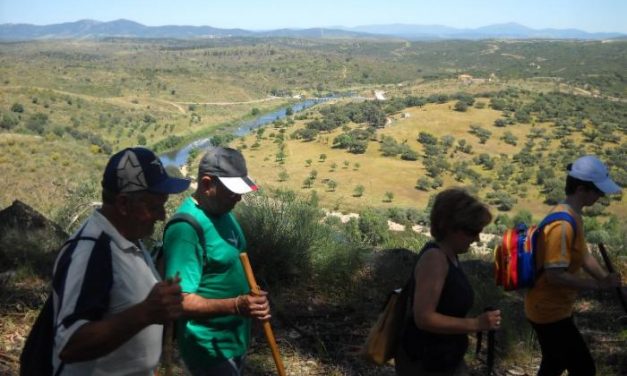 Más de 100 personas participan en la ruta del Contrabando entre Zarza la Mayor y Salvaterra