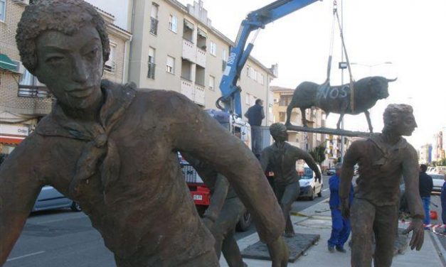 Las esculturas de los toros siguen en Moraleja y el ayuntamiento aún no ha contactado con su autor