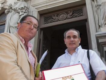 Los olivareros presentan 50.000 firmas al Ministerio para pedir el almacenamiento privado del aceite de oliva
