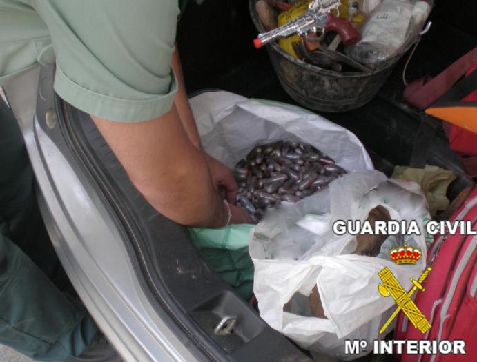 La Guardia Civil detiene a dos jóvenes cuando transportaban ocultos en un vehículo 4,5 kilos de hachís