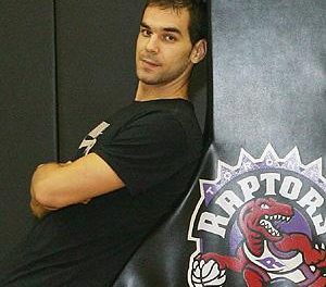 El jugador de los Toronto Raptors José Manuel Calderón visita este viernes Baños de Montemayor