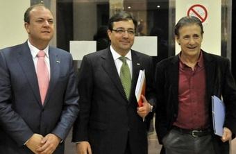 Escobar acusa al PSOE de «amor repentino» a IU  y a Monago de tener «muchas ganas de mandar»