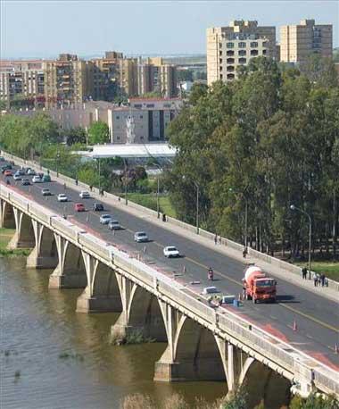 La Policía de Badajoz detiene a un menor por circular con una moto por dirección prohibida y a 100 Km/h