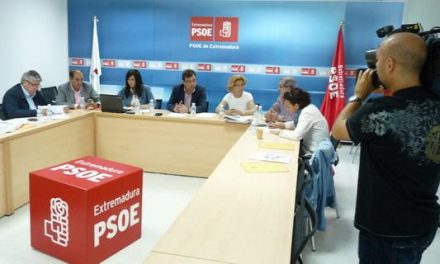 Fernández Vara advierte a IU que no cuente con el PSOE para una hipotética moción de censura contra el PP
