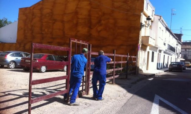 El Ayuntamiento de Moraleja inicia la instalación de las vallas de los festejos taurinos de San Buenaventura