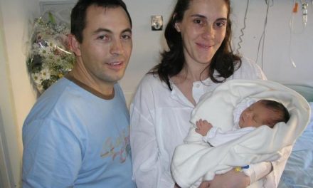 Nace el primer bebé de un matrimonio que reside en Pescueza tras 16 años sin registrarse un nacimiento