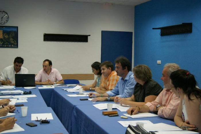 La Diputación de Cáceres repartirá sus delegaciones en cinco áreas de Gobierno y tendrá tres portavoces