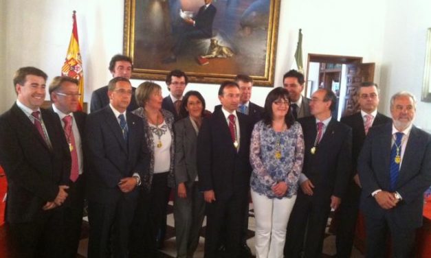 León jura su cargo como presidente de la Diputación con la austeridad y el empleo como ejes de su mandato