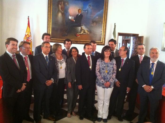 León jura su cargo como presidente de la Diputación con la austeridad y el empleo como ejes de su mandato