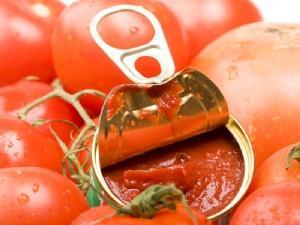 Agricultores extremeños reparten gazpacho elaborado con 1.400 kilos de tomate para defender el sector