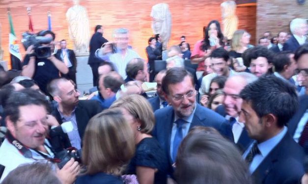 Monago jura su cargo arropado por Rajoy y pide un esfuerzo para acabar «con la herida del paro» en la región