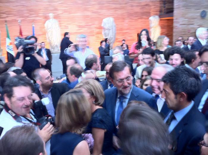 Monago jura su cargo arropado por Rajoy y pide un esfuerzo para acabar «con la herida del paro» en la región