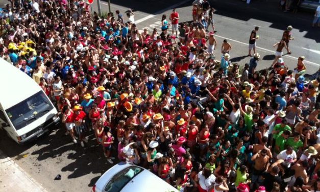 Cientos de jóvenes dan la bienvenida a los festejos bailando en Moraleja al son de la charanga
