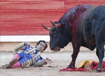 El diestro placentino, Juan Mora sufre dos cornadas, una de ellas grave, en la feria taurina de Pamplona