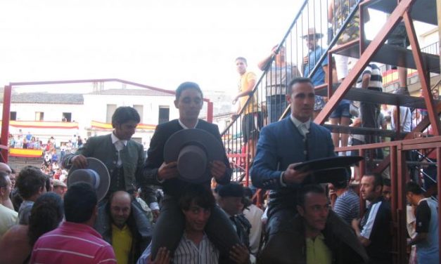 Salen a hombros en Moraleja los rejoneadores José Miguel Callejón y Rubén Sánchez, y el vaquero de Monteviejo
