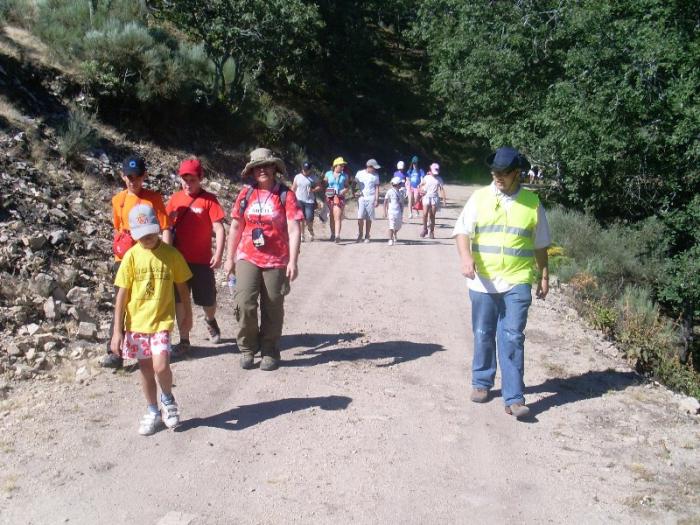 Los niños del campañamento de Cáritas de Villamiel participan en una jornada lúdica en Acebo