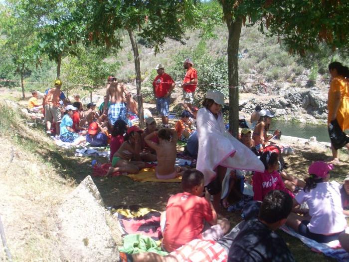 Los niños del campañamento de Cáritas de Villamiel participan en una jornada lúdica en Acebo