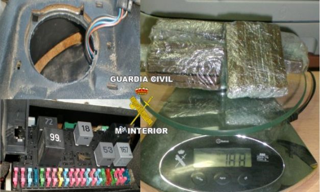La Guardia Civil detiene a un joven cuando transportaba droga oculta en los altavoces y caja de fusibles del vehículo