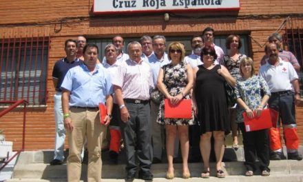 El presidente provincial de Cruz Roja en Cáceres entrega los nombramientos a los presidentes locales