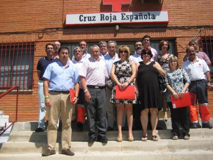 El presidente provincial de Cruz Roja en Cáceres entrega los nombramientos a los presidentes locales