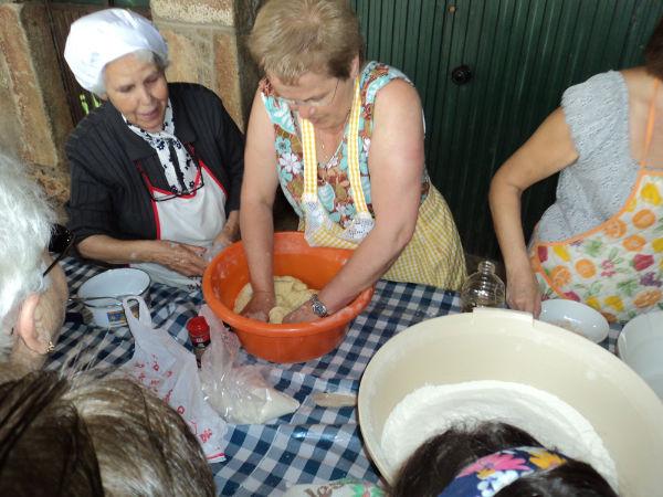 Los vecinos de Cadalso participan en los talleres de elaboración artesanal de pan, mermelada o queso