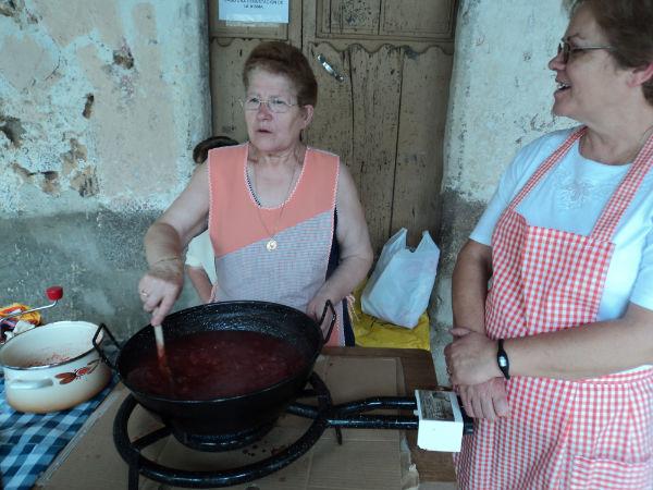 Los vecinos de Cadalso participan en los talleres de elaboración artesanal de pan, mermelada o queso