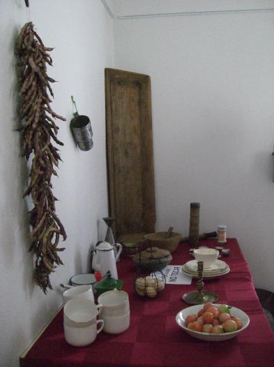 La casa de cultura de Cadalso acoge hasta el domingo una exposición de enseres y útiles de las cocinas antiguas