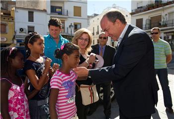 El presidente de la Junta reitera su apoyo al programa «Vacaciones en Paz» y recibe en Mérida a niños saharauis