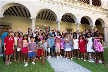El presidente de la Junta reitera su apoyo al programa “Vacaciones en Paz” y recibe en Mérida a niños saharauis