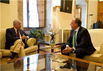 El embajador de Chile en España plantea a la Junta potenciar la relación de Extremadura con su país