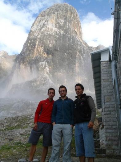 Los escaladores extremeños Juan José y Javier Cano ascienden la vía «Sueños de invierno» en Asturias
