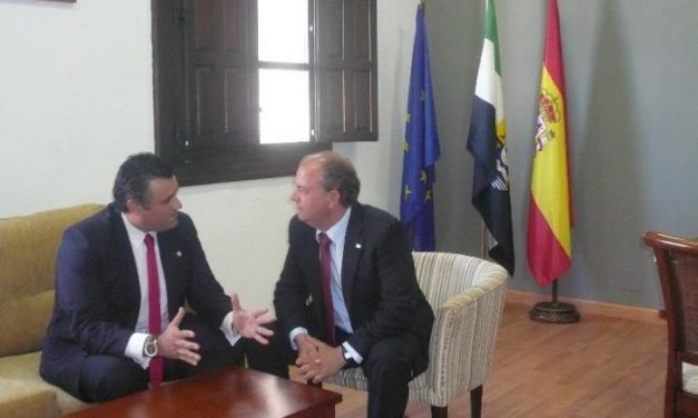 Monago anuncia en Coria que la Junta reducirá de diez a cinco las medallas del Día de Extremadura