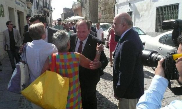 Monago anuncia en Coria que la Junta reducirá de diez a cinco las medallas del Día de Extremadura